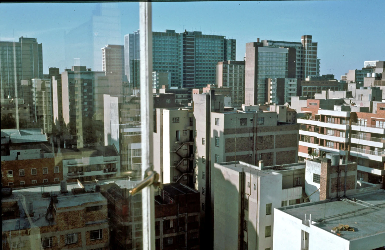 Blick vom Federated Place auf Hillbrow und die Skyline Johannesburgs, 1980 — Stadtbild zur Zeit des späten Lachmann-Wirkens und seines Tods 1990